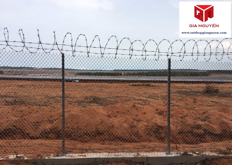 Trong xây dựng lưới mắt cáo được sử dụng làm hàng rào để bảo vệ hoặc ngăn chặn sự xâm hại