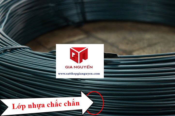 Dây thép mạ kẽm bọc nhựa có lớp nhựa được thiết kế tỉ mì giup bảo vệ lõi thép bên trong, tăng tuổi thọ cho sản phẩm