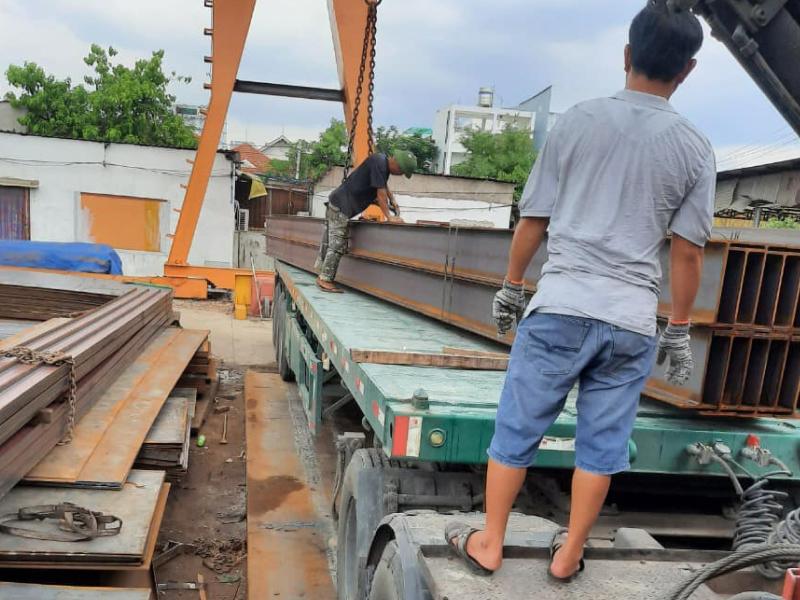 Thép Gia Nguyễn chuẩn bị giao thép hình đến công trình tại Quận 5